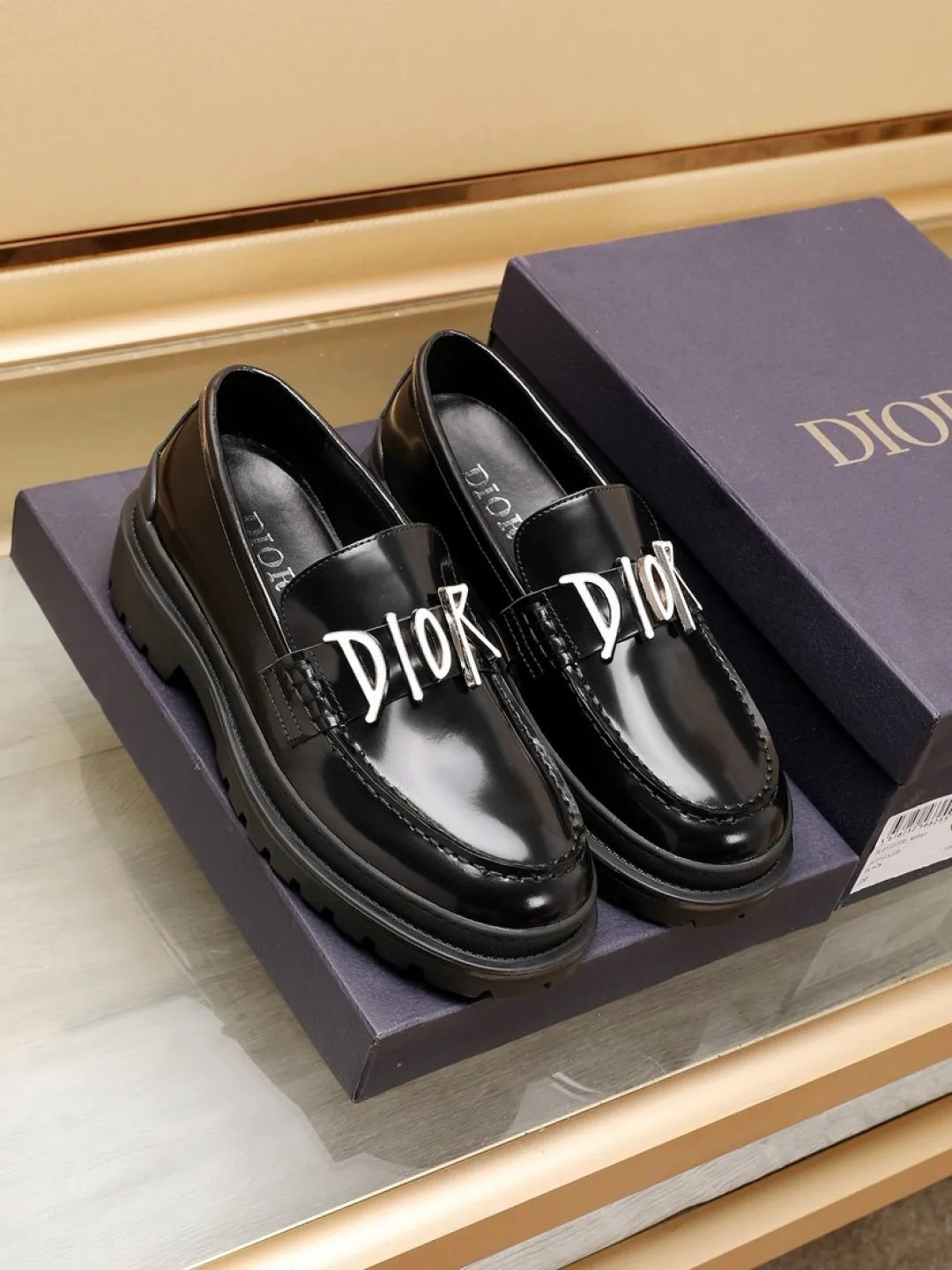 Factory P460💰dior 🆕Men's classic loafers, which combine classic shoe styles with retro California style. Slipper style design, easy to put on and take off. Crafted from smooth top-grain cowhide leather, they feature a rubber lugged sole and the DIO* AND SHAWN signature in brass and enamel. Wear it with casual clothing or a suit. Size: 38-44 (45.46 customized)